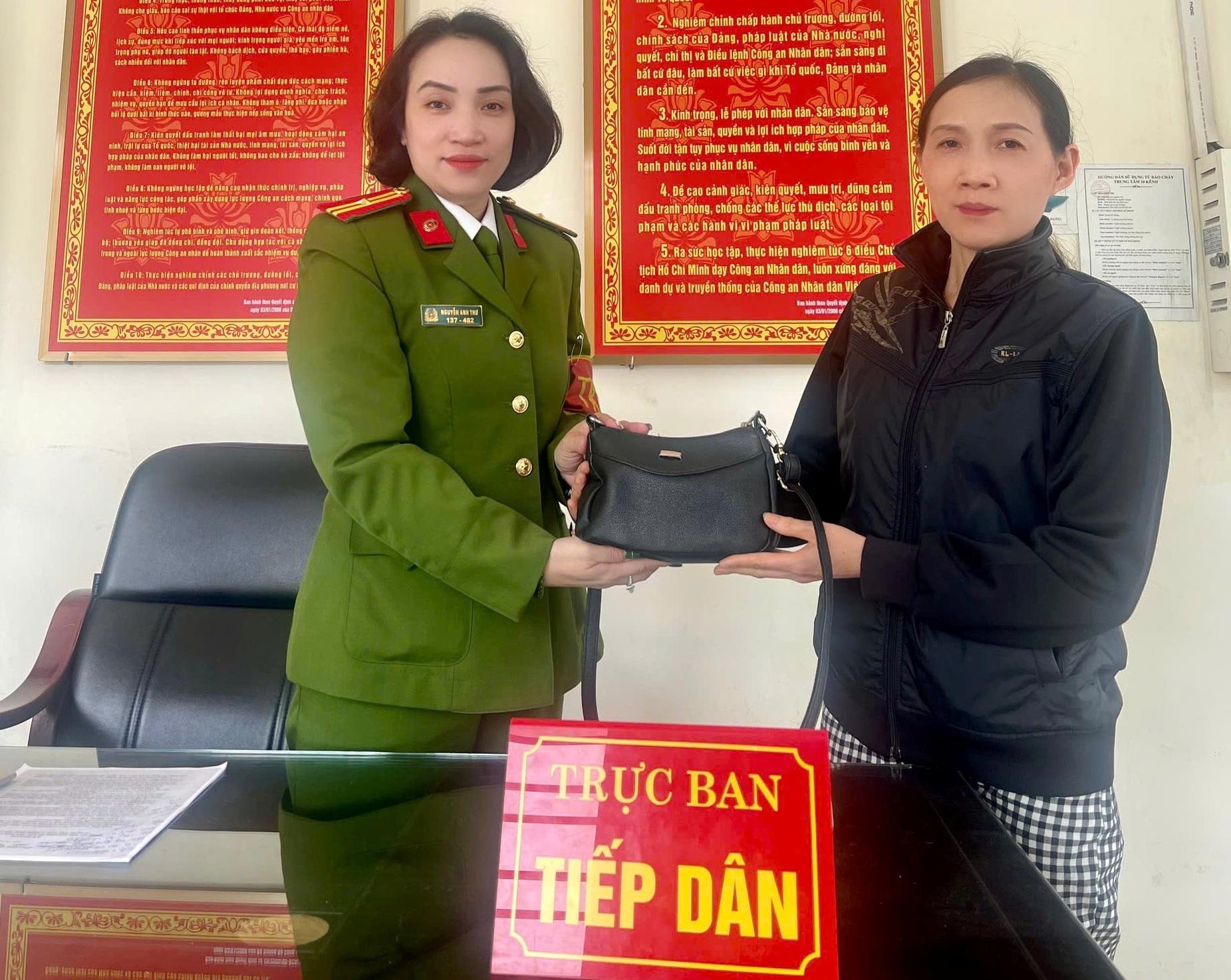 Nhân dân gửi thư cảm ơn Công an phường Đông Hải nhanh chóng xác minh, trao trả lại tài sản bị đánh rơi